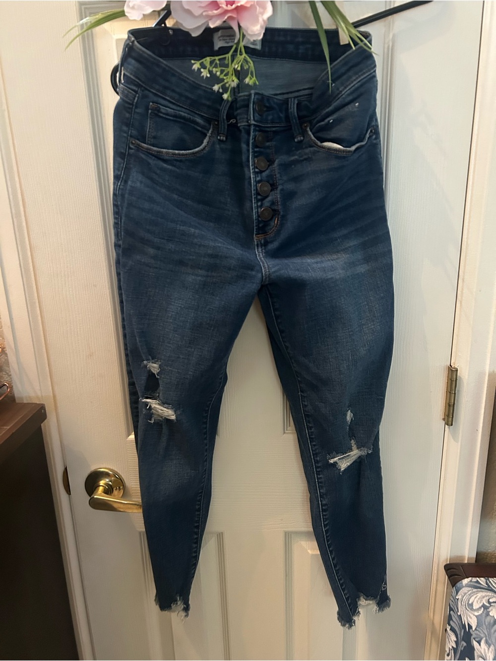 Abercrombie & Fitch High-Rise Distressed Dark Blue Jeans size 28/6.